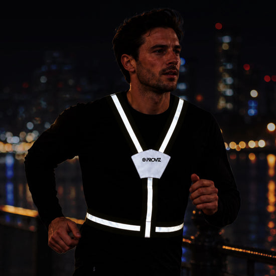 listing-lifestyle Flexi Viz Cycling/Running Belt man running at night in the city